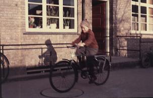 Karl, søn af Svend Mathiesen, på cykel som kaffebud